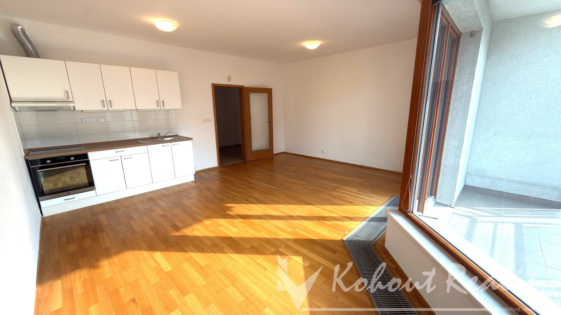 Pronájem prostorného bytu 2+kk, 61 m2 včetně gar. stání, Praha 10 - Záběhlice, ulice Mattioliho