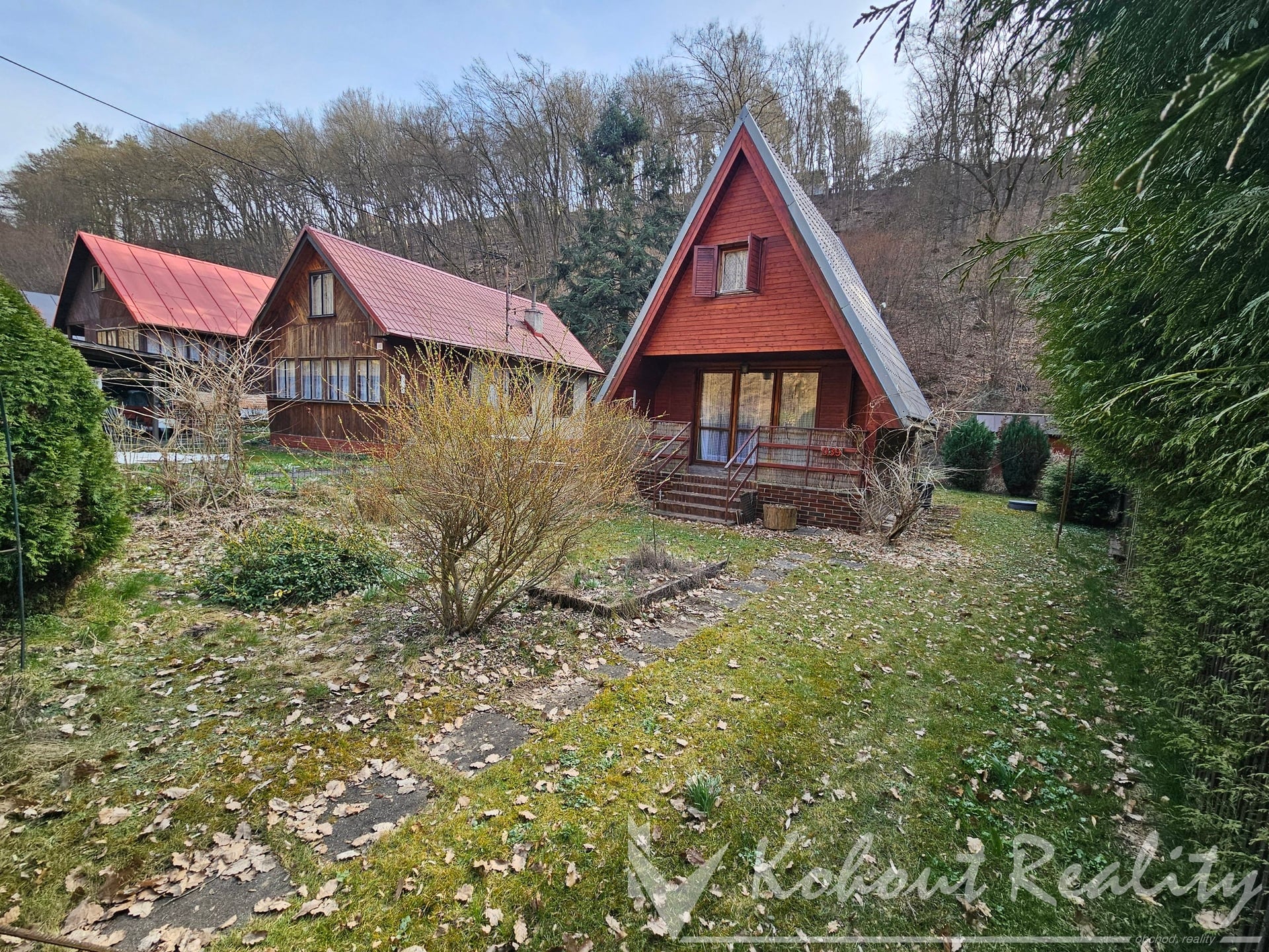 Nabízíme krásnou chatu o velikosti 2+kk+balkon, 54 m2 s pozemkem 168m2, Vrané nad Vltavou, ulice V Dolích