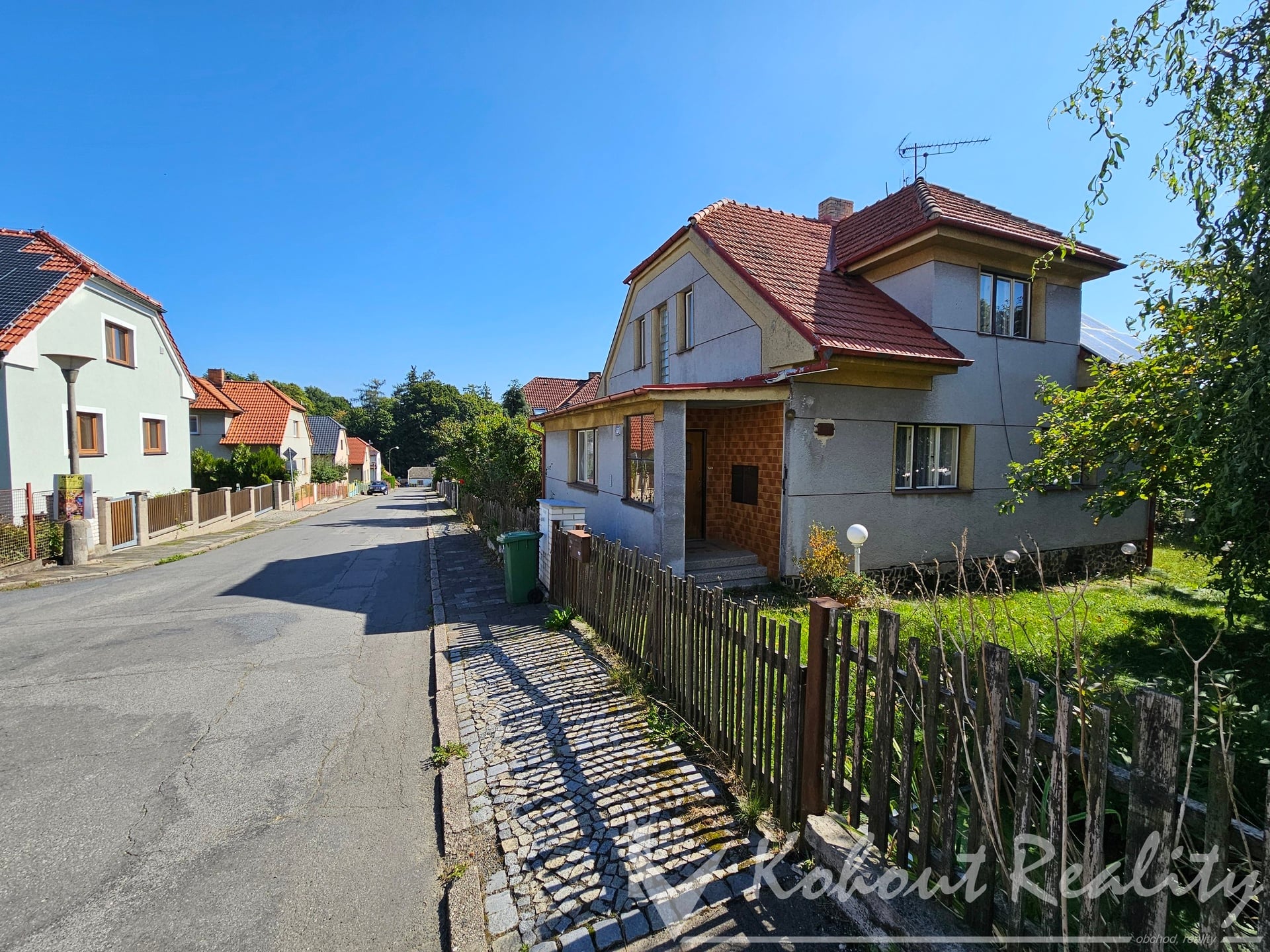 Prodej slunného, klidného rodinného domu 4+1+2x příslušenství (267m2)+garáž (27m2) + pozemek 668m2, Pacov