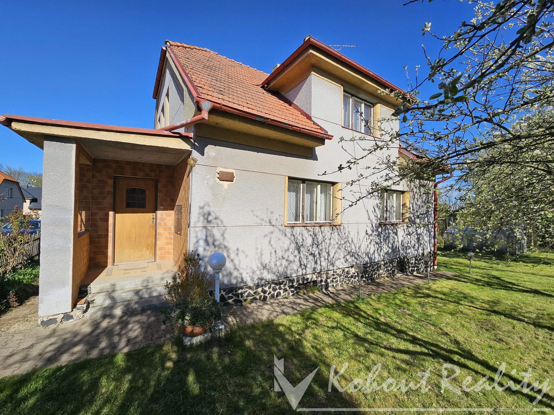 Prodej slunného, klidného rodinného domu 4+1+2x příslušenství (267m2)+garáž (27m2) + pozemek 668m2, Pacov