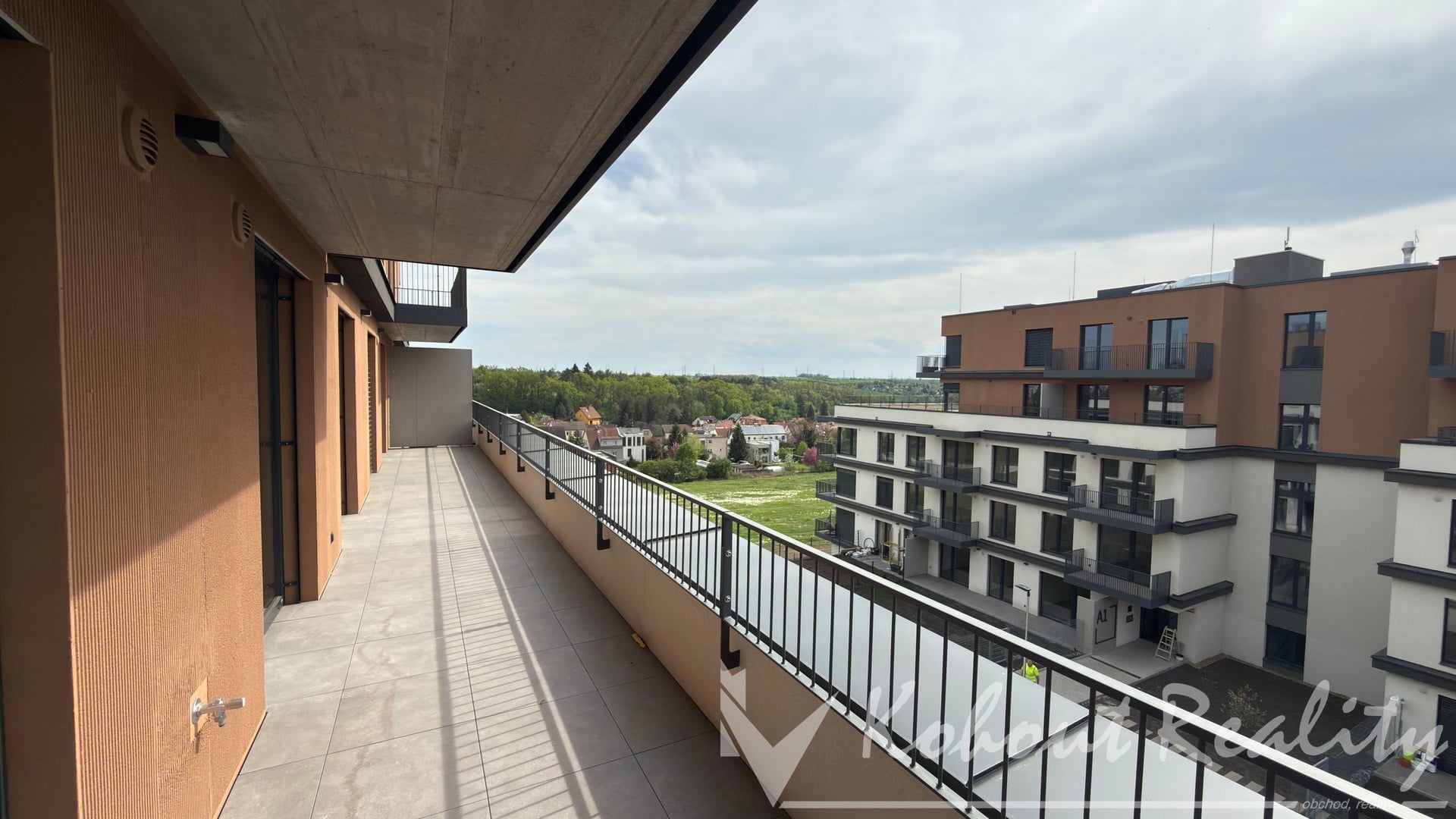 Novostavba slunný byt 3+kk (80m2) + terasa (30m2) + garážové stání (16m2) a sklep (2m2), Praha 5 - Řeporyje