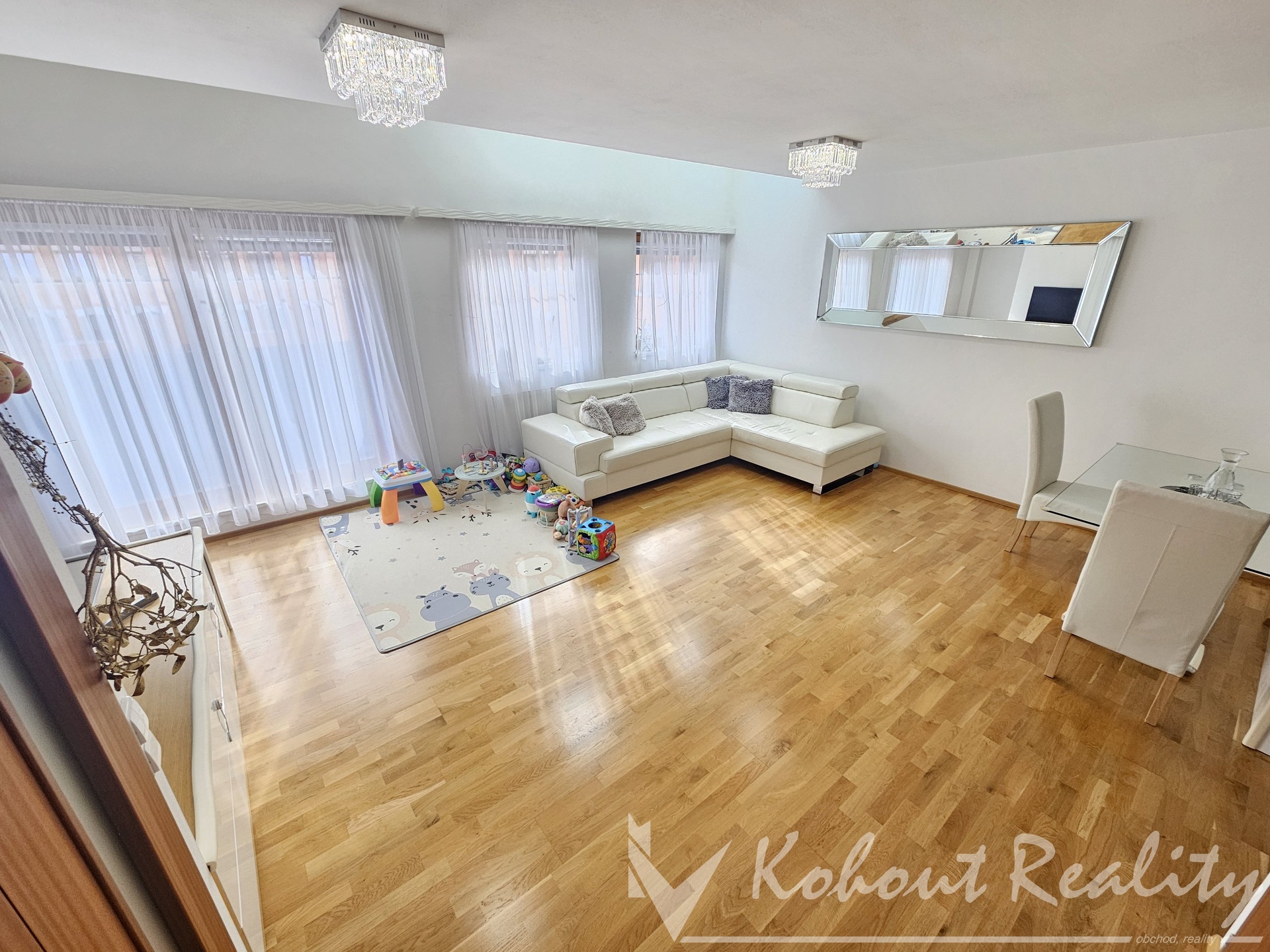 Třípodlažní mezonetový byt 5+kk/balkon 135m2+5m2, 2x parkovací stání, Praha 4 - Šeberov, ulice K Šeberovu