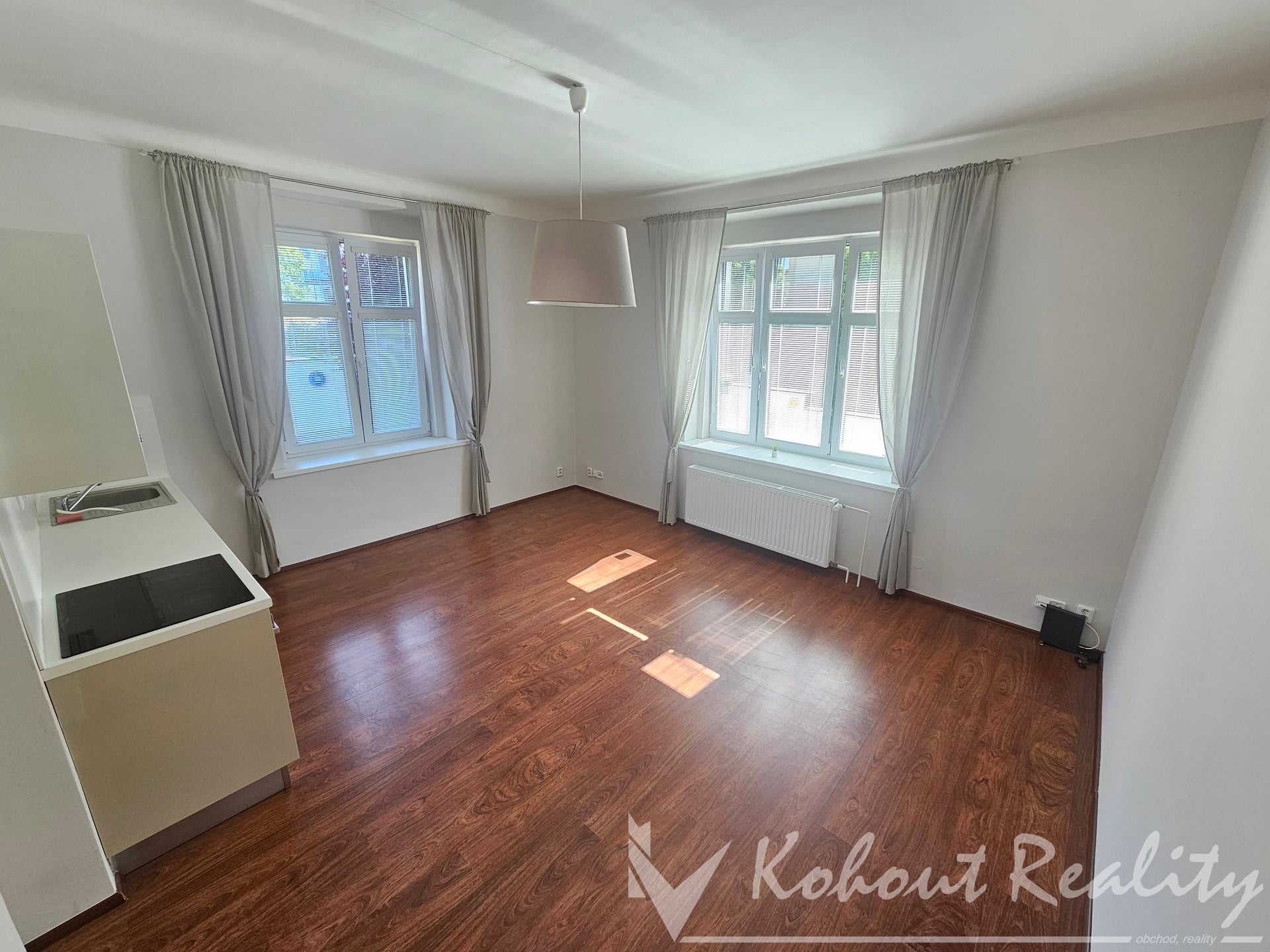 Slunný, cihlový  byt v činžovní vile 2+kk, 53m2, P10, Strašnice, ulice Nedvězská