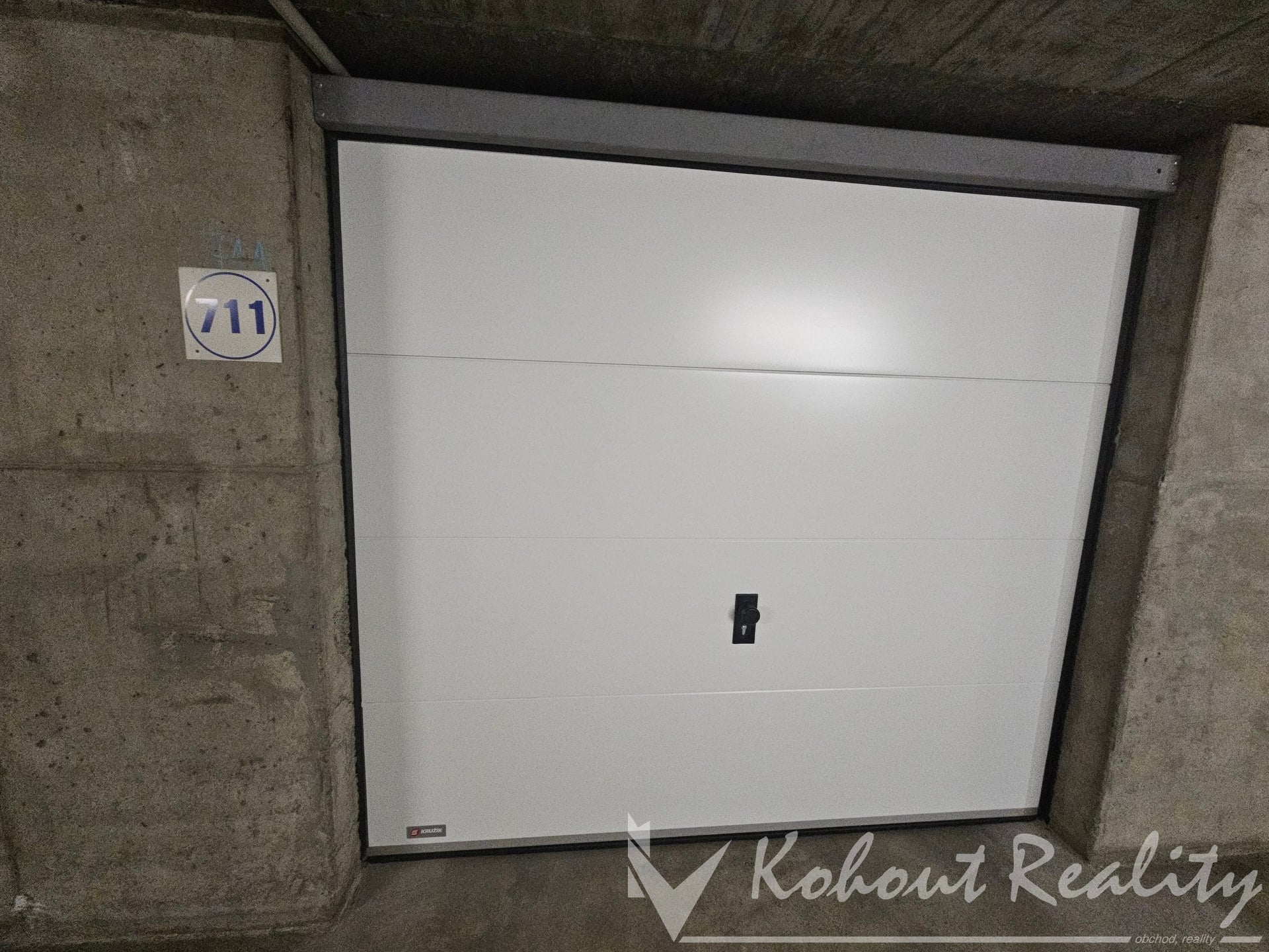 Pronájem garáže 16 m2, Praha 10 - Strašnice, ulice Štěchovická