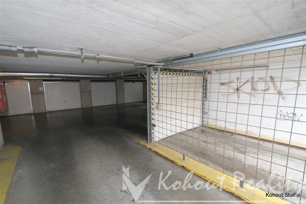 Exklusivně prostorná plně uzavíratelná garáž, 16m2, Praha 10, Strašnice